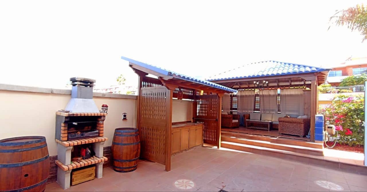 5 soverom Villa til salgs i Puerto Santiago med svømmebasseng garasje - € 890 000 (Ref: 9173225)