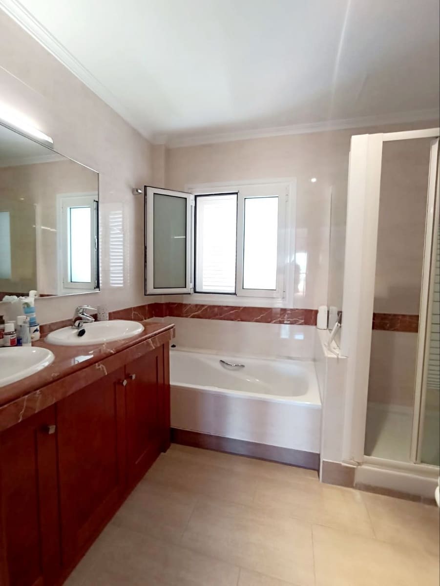 5 soverom Villa til salgs i Puerto Santiago med svømmebasseng garasje - € 890 000 (Ref: 9173225)