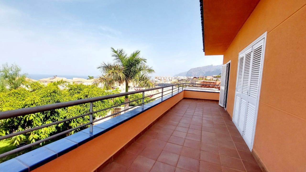 5 soverom Villa til salgs i Puerto Santiago med svømmebasseng garasje - € 890 000 (Ref: 9173225)