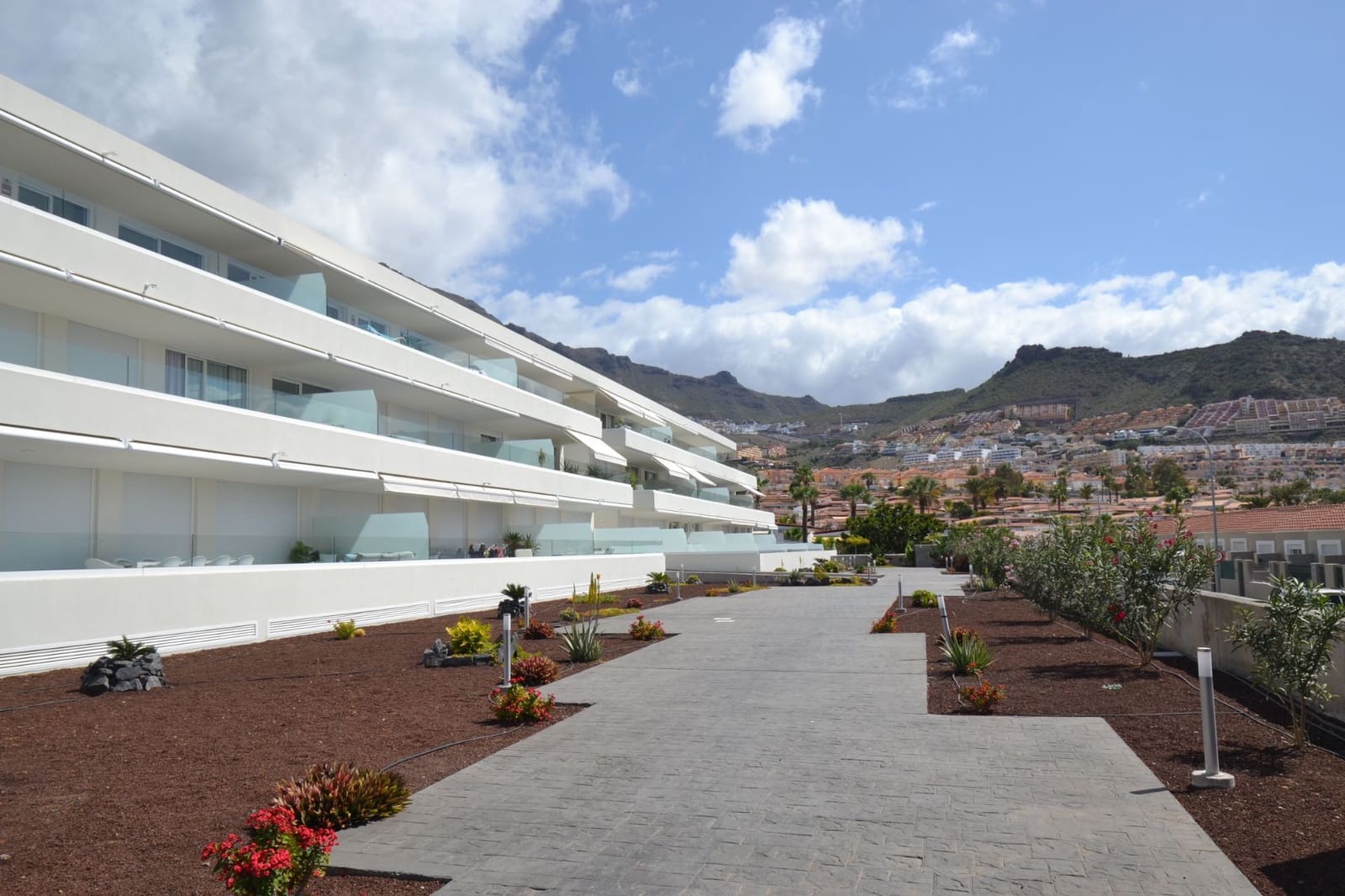 2 soveværelse Lejlighed til salg i El Madronal med swimmingpool garage - € 699.000 (Ref: 9183321)