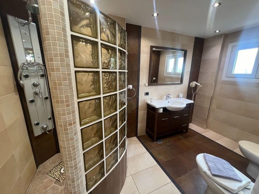 6 soverom Villa til salgs i Costa Adeje med svømmebasseng garasje - € 1 700 000 (Ref: 9264056)