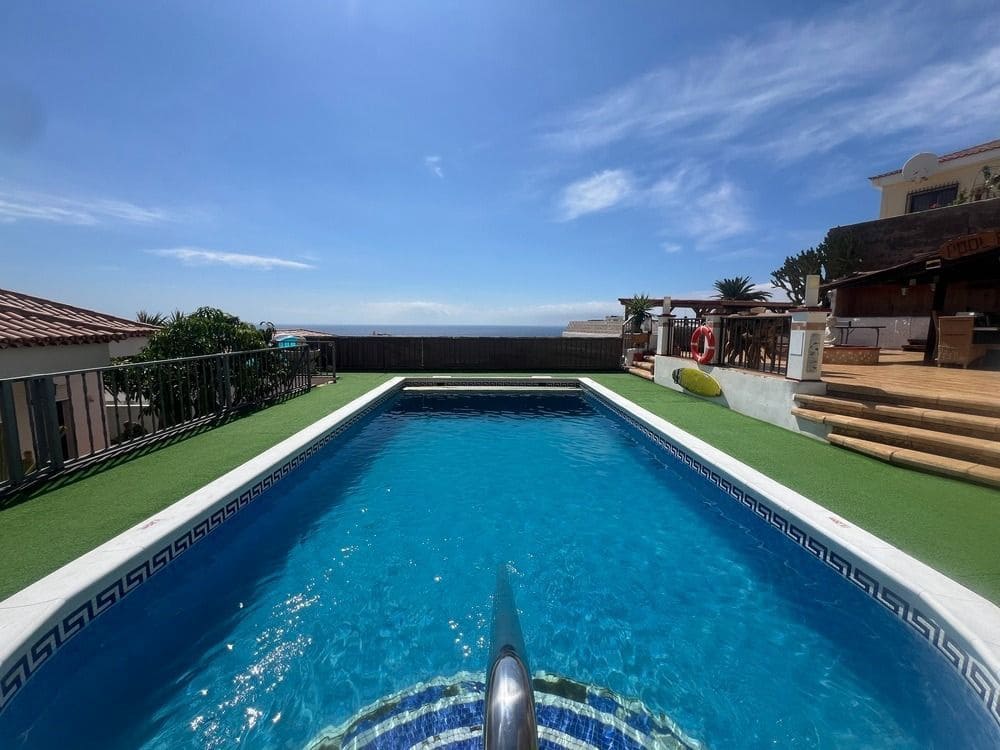 6 soverom Villa til salgs i Costa Adeje med svømmebasseng garasje - € 1 700 000 (Ref: 9264056)