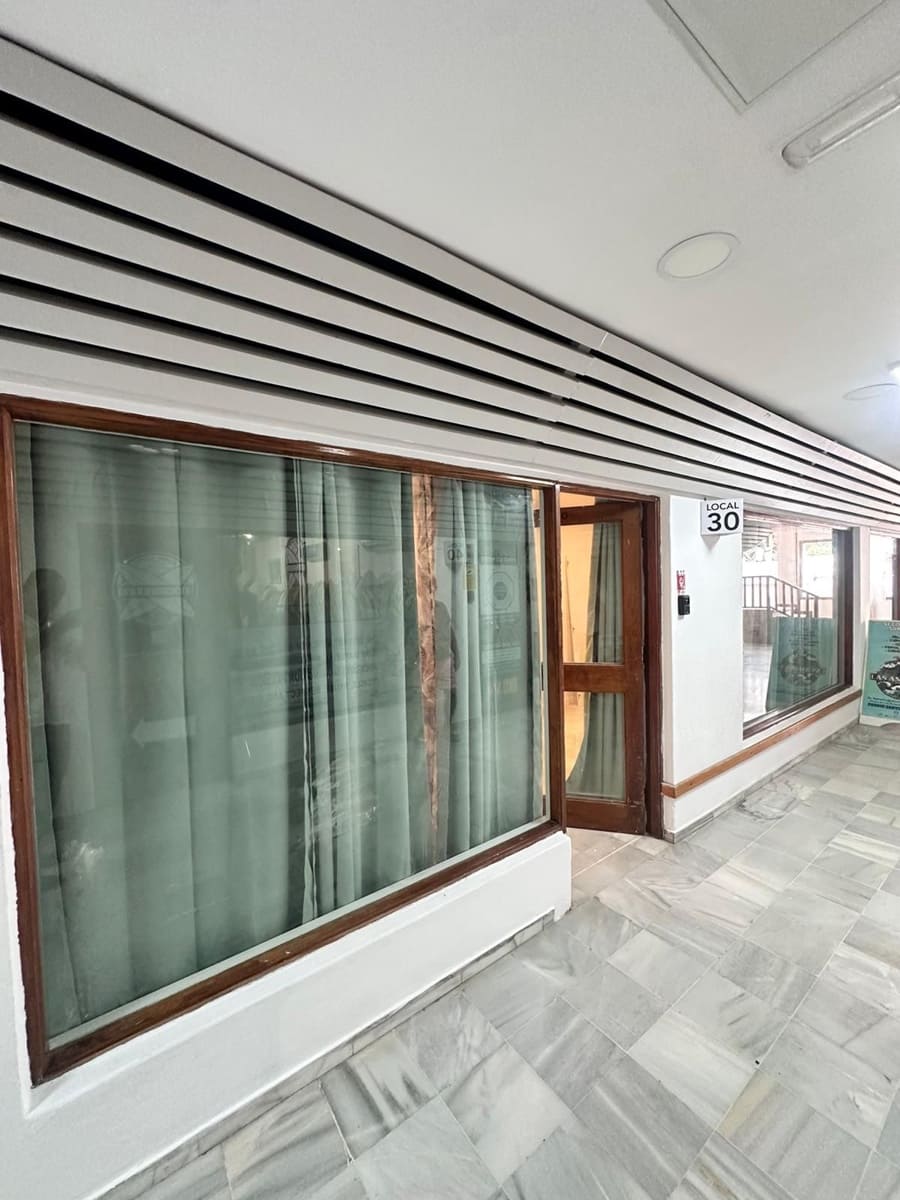 Local Commercial à vendre à Playa de las Americas avec piscine garage - 200 000 € (Ref: 9349061)