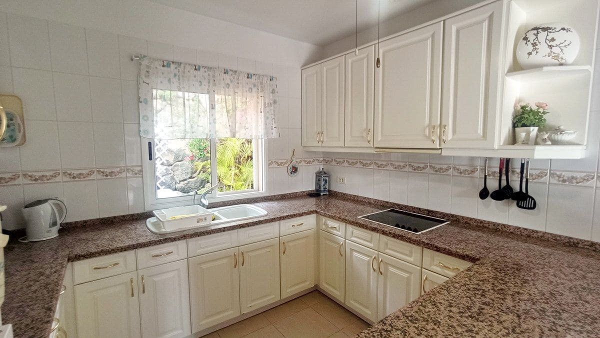 Chalet de 3 habitaciones en Puerto Santiago en venta con piscina garaje - 750.000 € (Ref: 9398228)