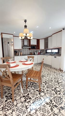 3 makuuhuone Huvila myytävänä paikassa Playa Paraiso, Adeje mukana uima-altaan 
autotalli - 600 000 € (Ref: 9430360)