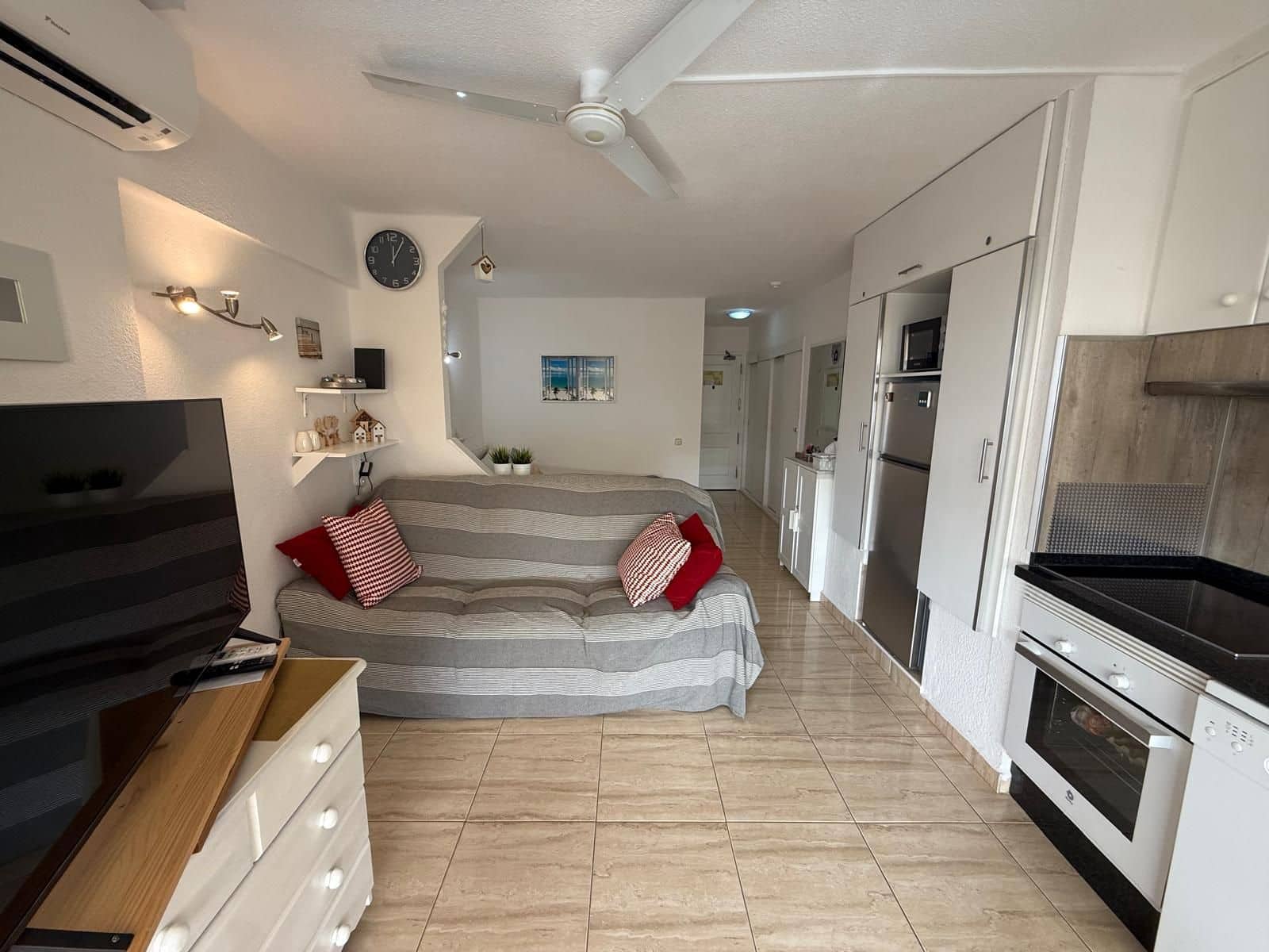 Studio for sale in Playa Fanabe with pool - € 239,950 (Ref: 9430363)