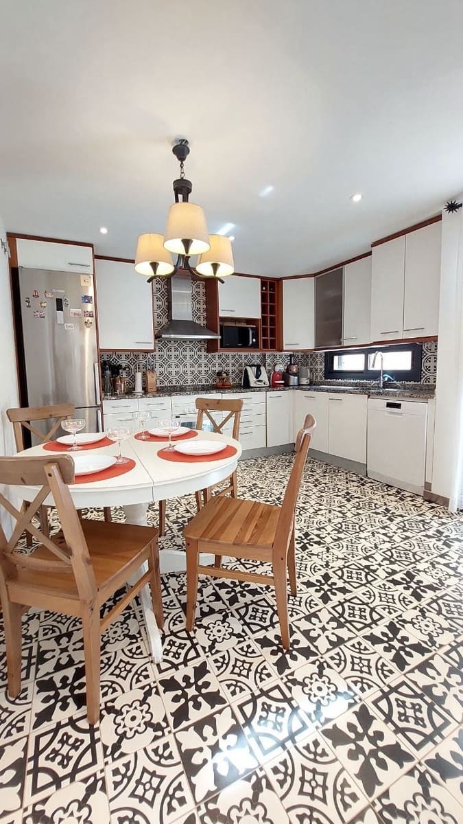 3 soverom Villa til salgs i Playa Paraiso med svømmebasseng garasje - € 600 000 (Ref: 9445881)