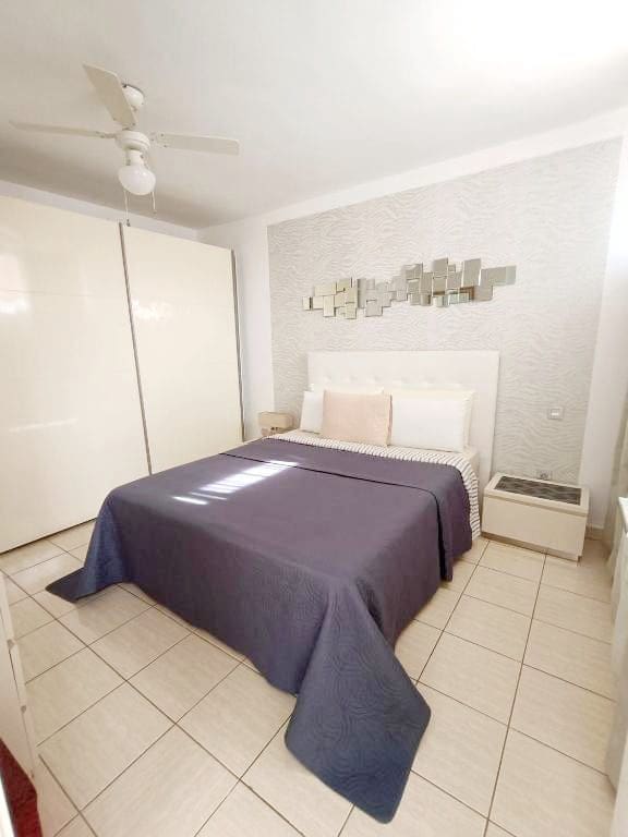 2 bedroom Apartment for sale in Playa de las Americas with pool garage - € 299,000 (Ref: 9455939)