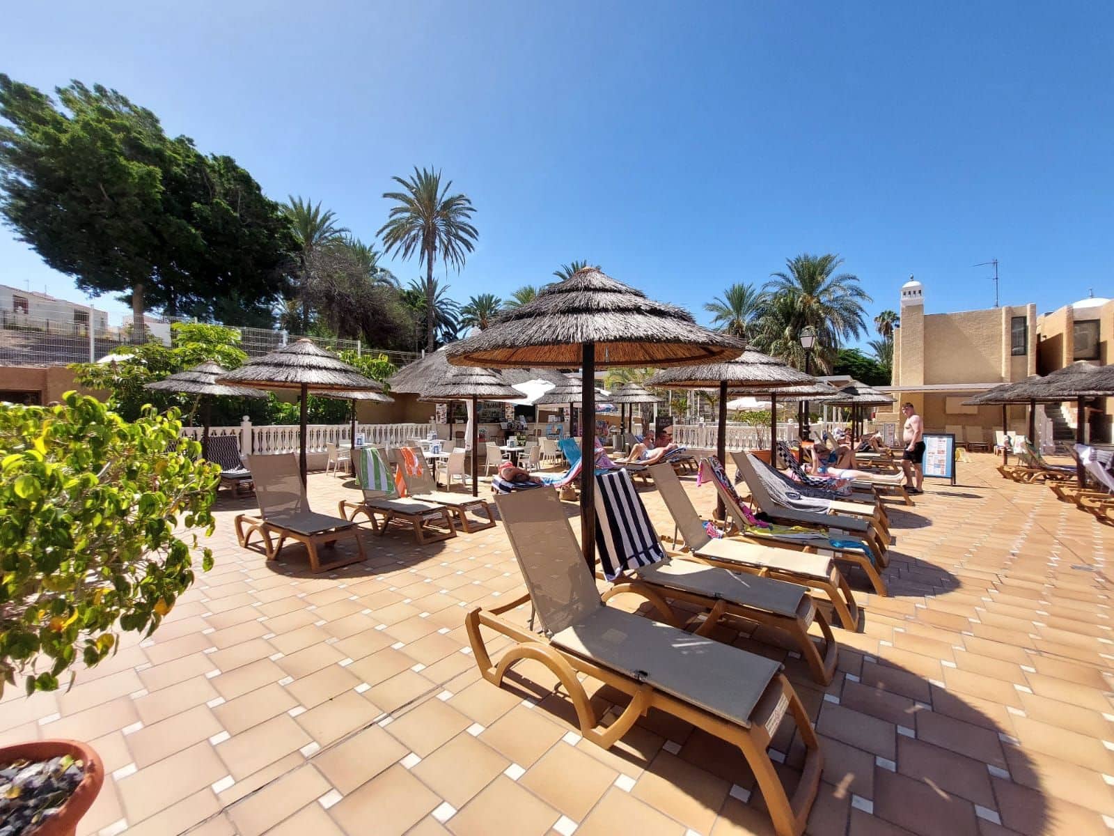 2 bedroom Apartment for sale in Playa de las Americas with pool garage - € 299,000 (Ref: 9455939)