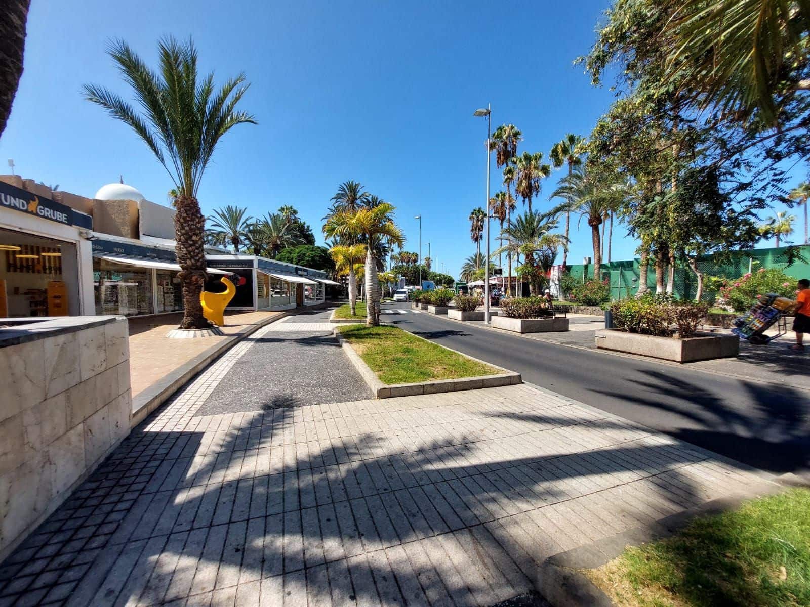 2 bedroom Apartment for sale in Playa de las Americas with pool garage - € 299,000 (Ref: 9455939)