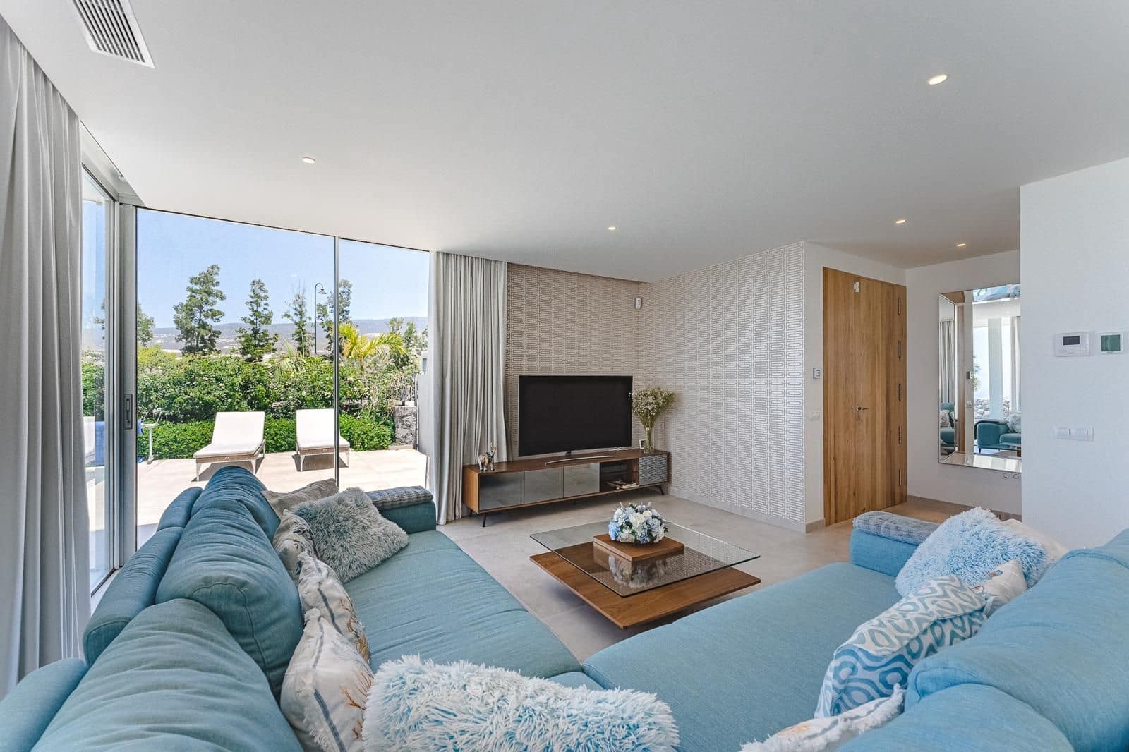 3 bedroom Villa for sale in Guia de Isora with pool garage - € 1,699,000 (Ref: 9496929)