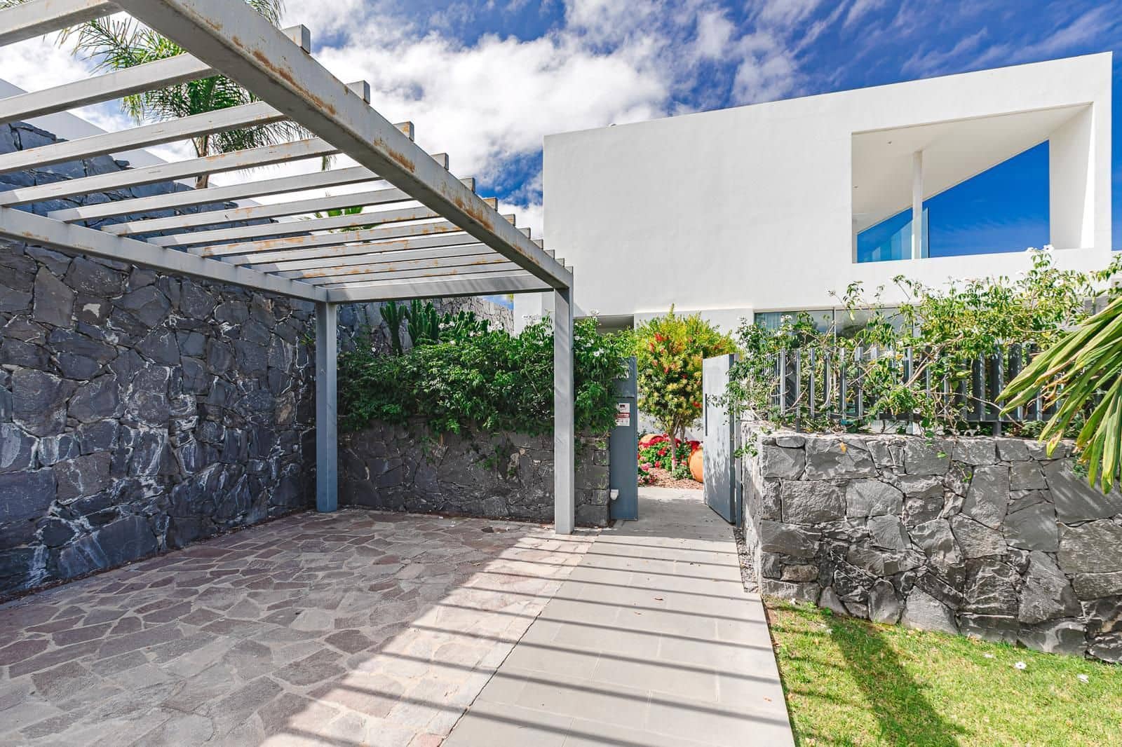 3 bedroom Villa for sale in Guia de Isora with pool garage - € 1,699,000 (Ref: 9496929)