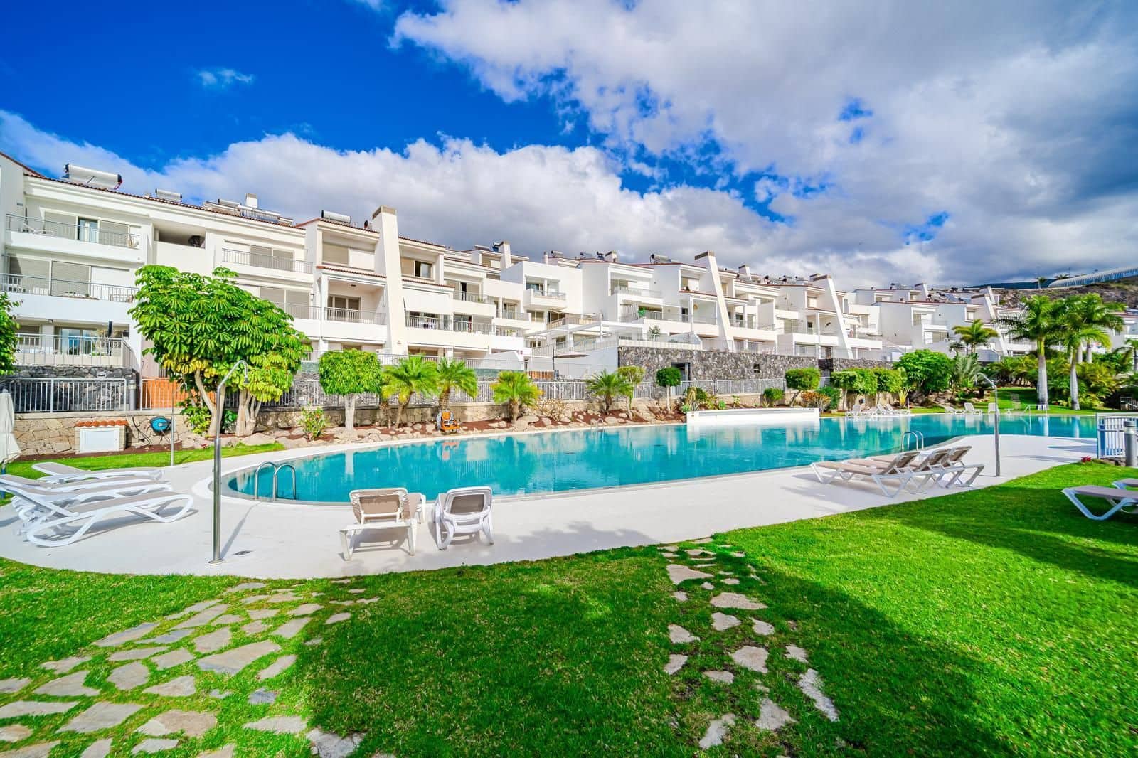 Apartamento de 2 habitaciones en La Caleta en venta con piscina garaje - 995.000 € (Ref: 9503926)