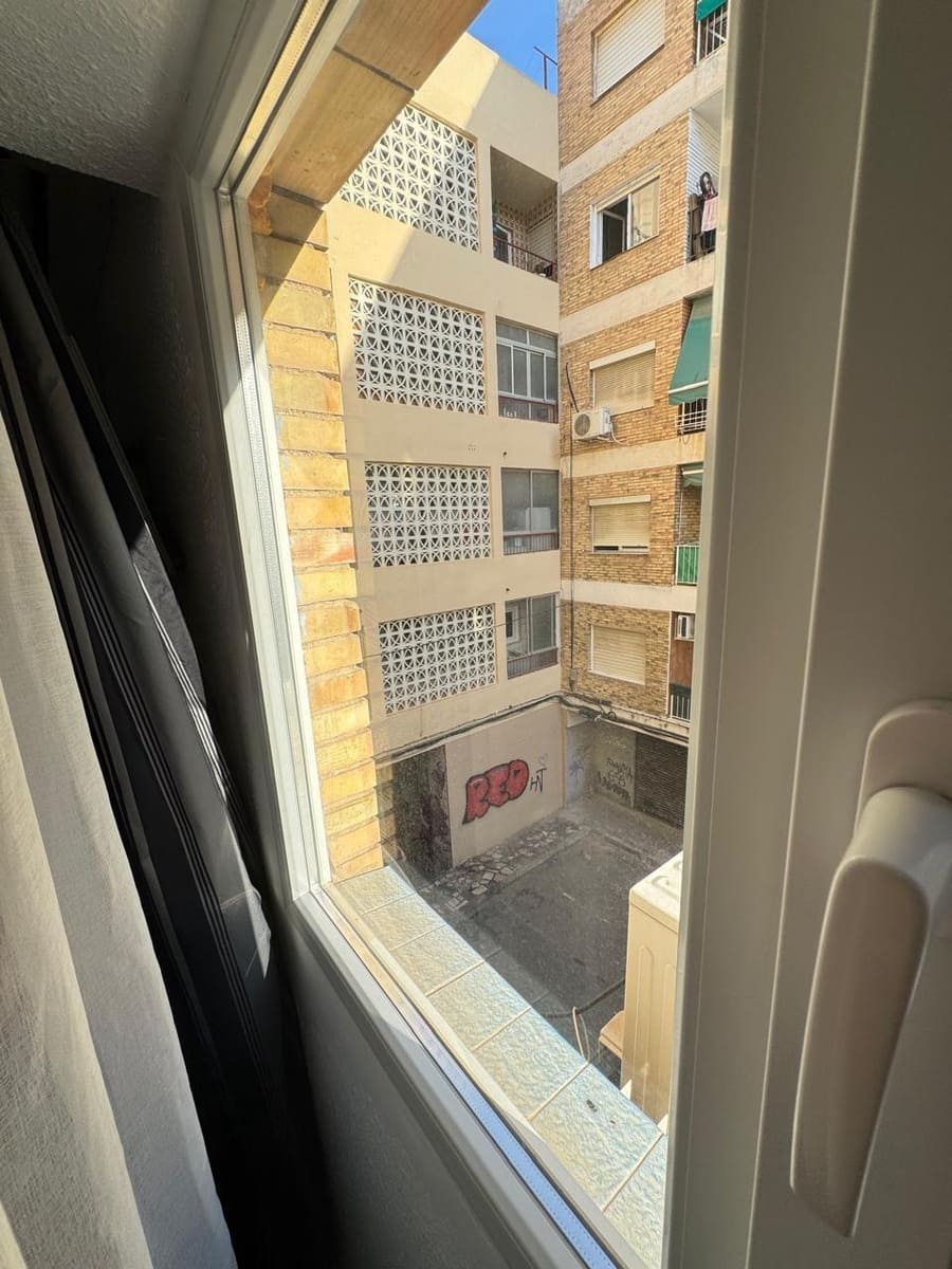 3 bedroom Flat for sale in Alicante / Alacant city - € 165,000 (Ref: 9631759)