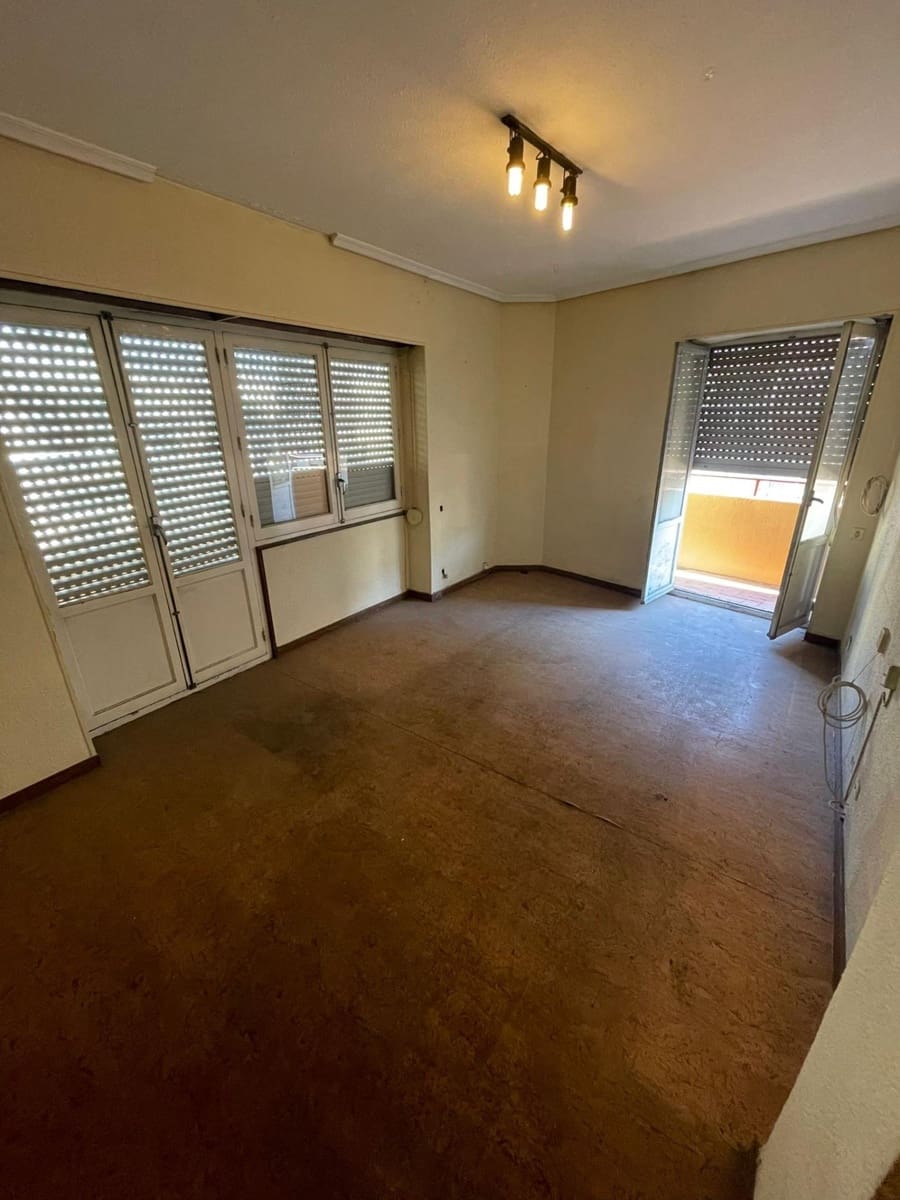 3 bedroom Flat for sale in Alicante / Alacant city - € 155,000 (Ref: 9637521)