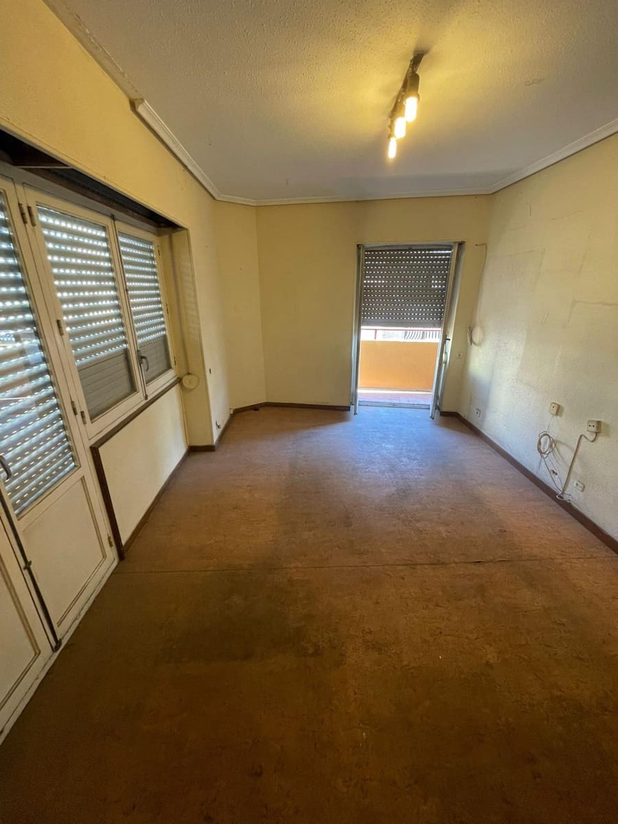 3 bedroom Flat for sale in Alicante / Alacant city - € 155,000 (Ref: 9637521)