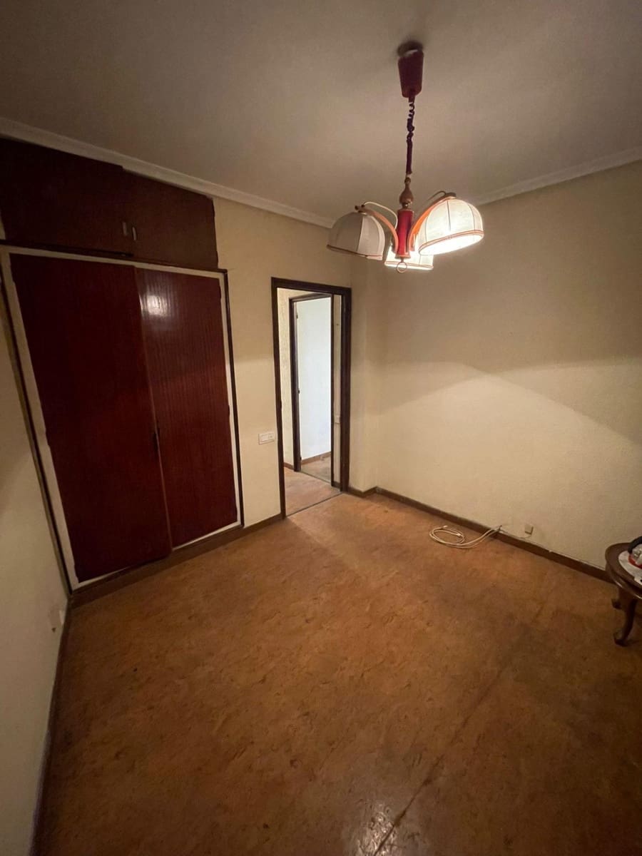 3 bedroom Flat for sale in Alicante / Alacant city - € 155,000 (Ref: 9637521)