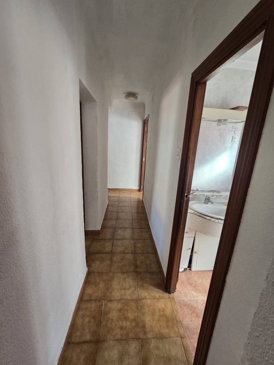 2 bedroom Flat for sale in Alicante / Alacant city - € 85,000 (Ref: 9738526)