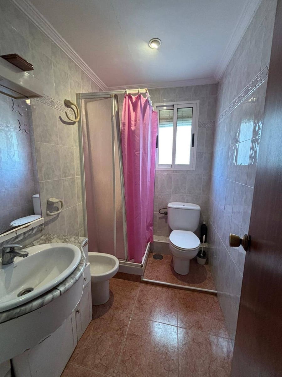 2 bedroom Flat for sale in Alicante / Alacant city - € 85,000 (Ref: 9738526)