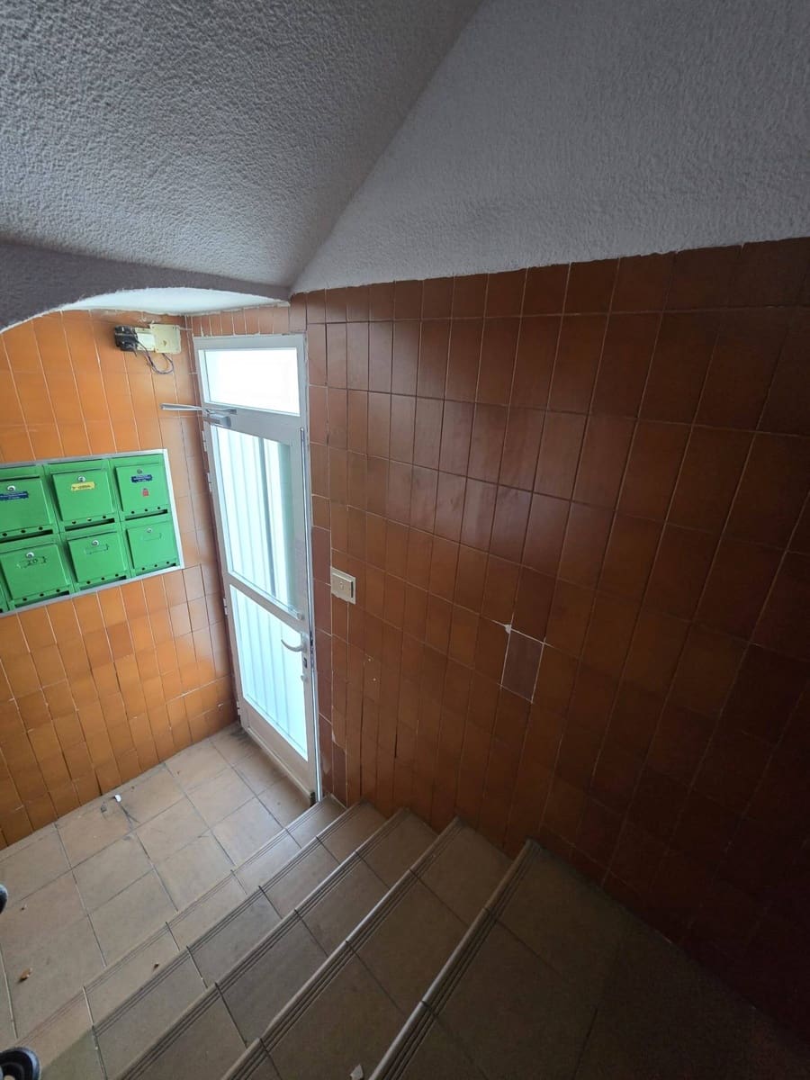 2 bedroom Flat for sale in Alicante / Alacant city - € 85,000 (Ref: 9738526)