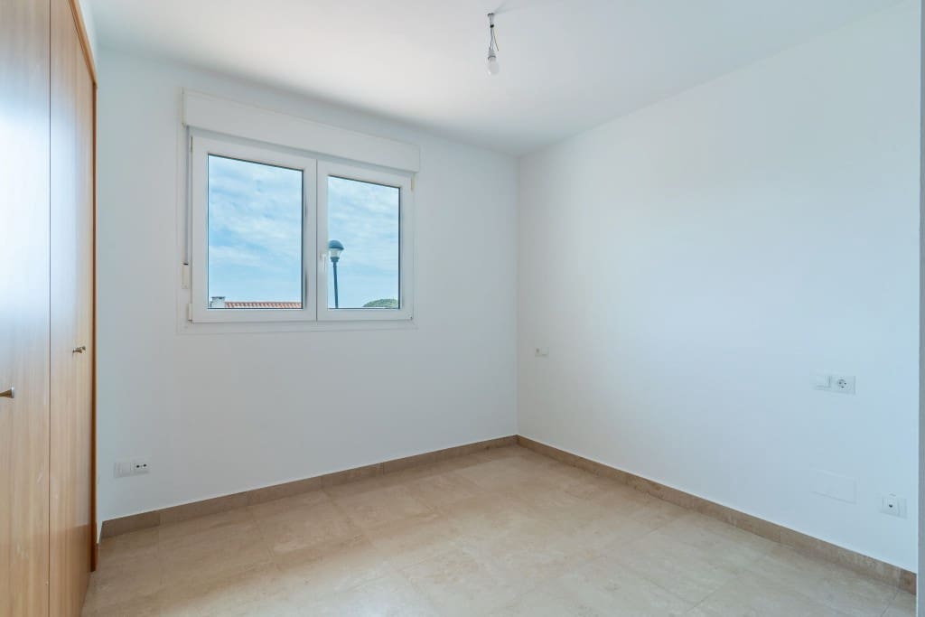 2 bedroom Apartment for sale in La Duquesa / Puerto de la Duquesa with pool - € 171,000 (Ref: 8982244)