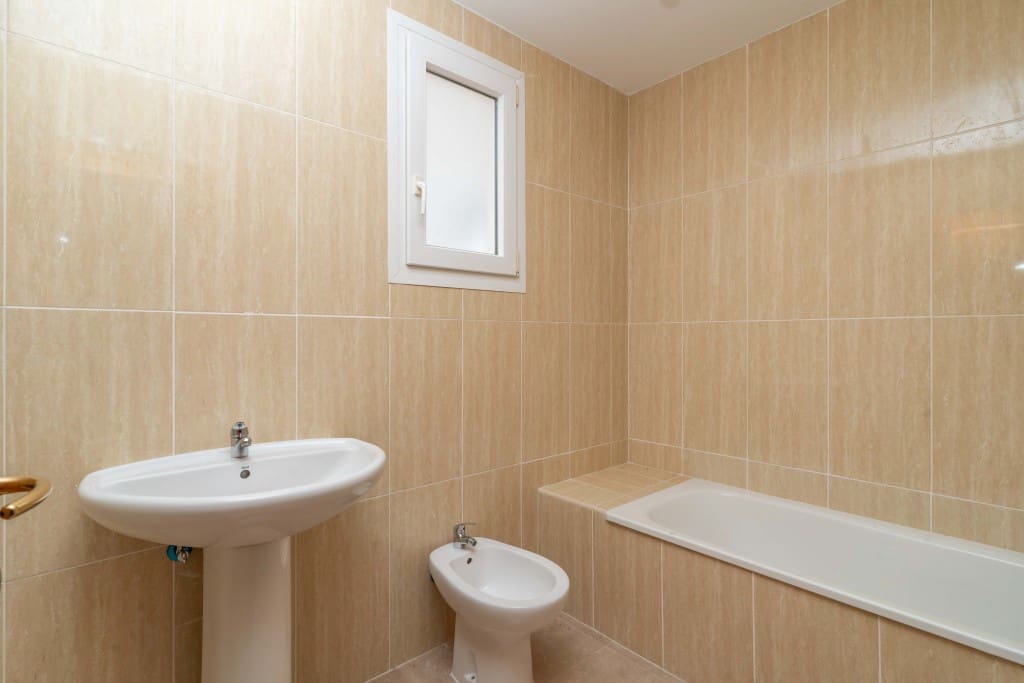 2 bedroom Apartment for sale in La Duquesa / Puerto de la Duquesa with pool - € 171,000 (Ref: 8982244)