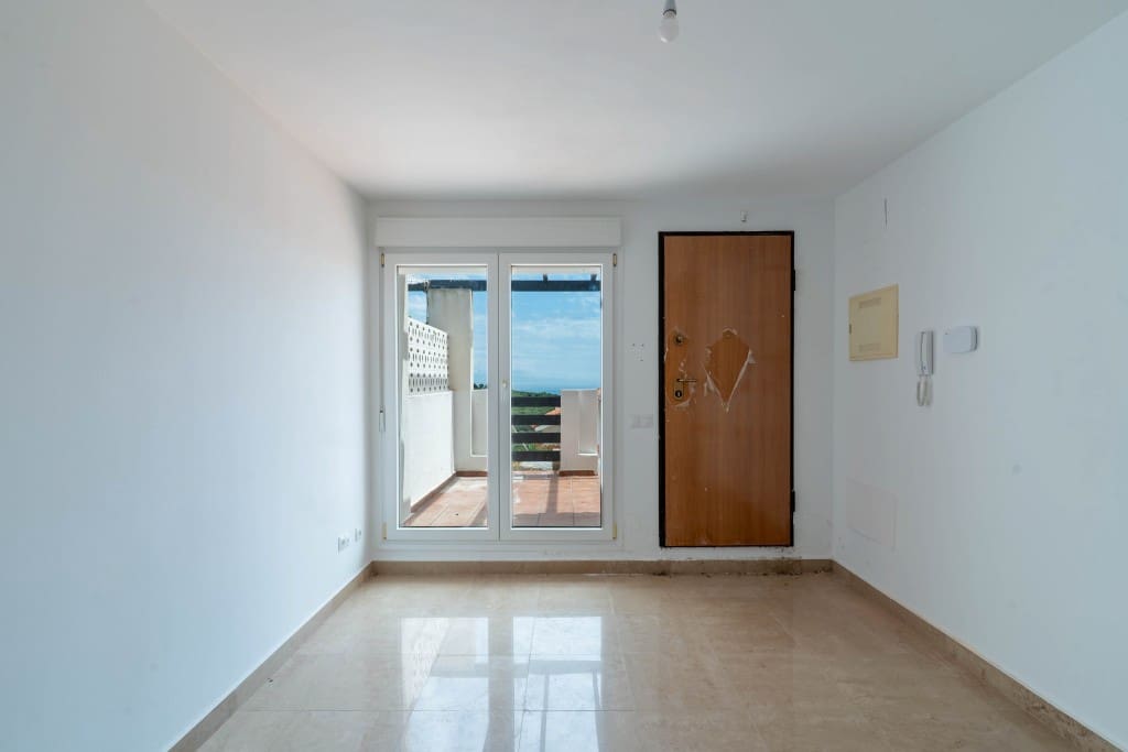 2 bedroom Apartment for sale in La Duquesa / Puerto de la Duquesa with pool - € 171,000 (Ref: 8982244)