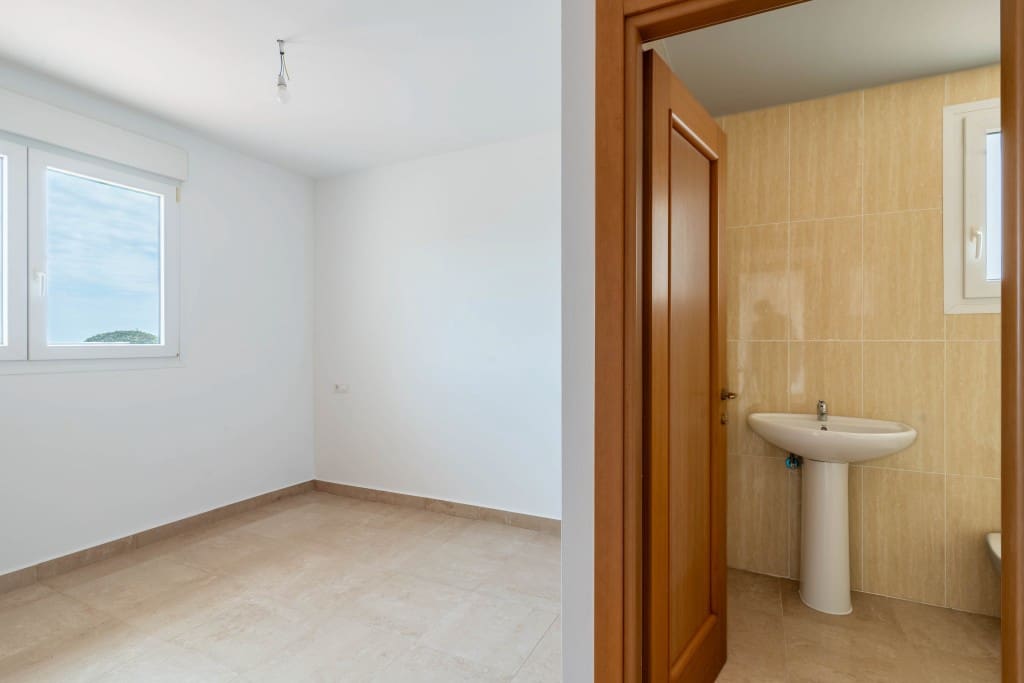 2 bedroom Apartment for sale in La Duquesa / Puerto de la Duquesa with pool - € 171,000 (Ref: 8982244)