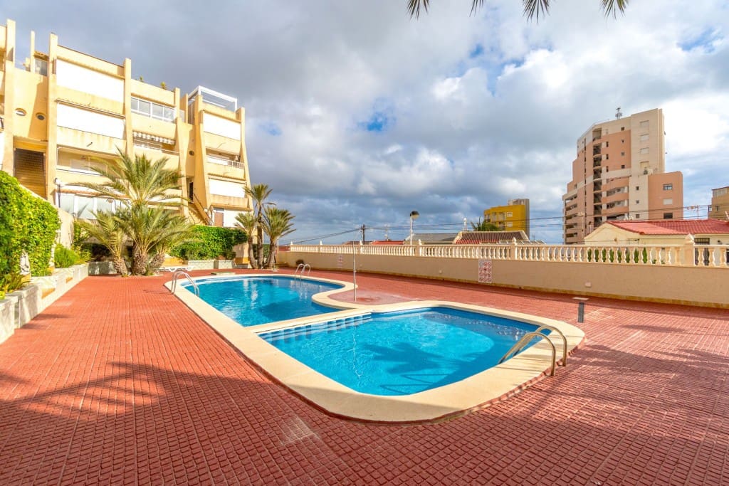 3 slaapkamer Penthouse te koop in La Mata met zwembad - € 232.000 (Ref: 9048599)