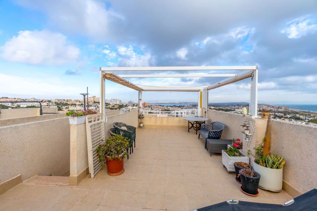 3 slaapkamer Penthouse te koop in La Mata met zwembad - € 232.000 (Ref: 9048599)