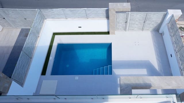 3 makuuhuone Huvila myytävänä paikassa Villamartin, Orihuela mukana uima-altaan 
autotalli - 450 000 € (Ref: 9048603)