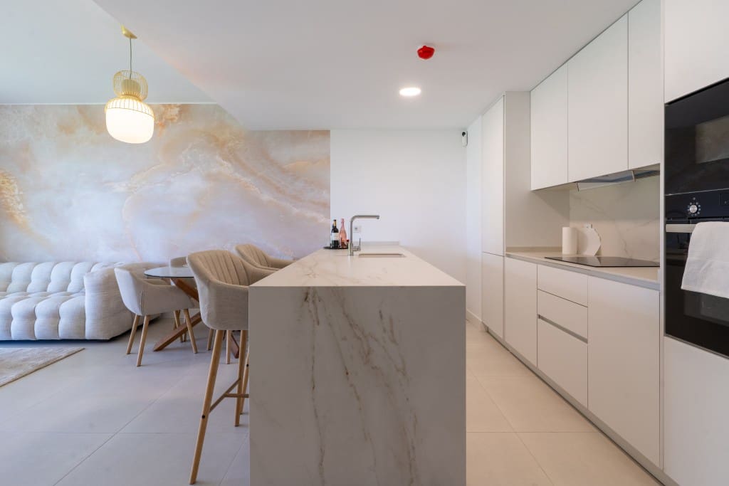 2 soveværelse Lejlighed til salg i Benalmadena med swimmingpool garage - € 695.000 (Ref: 9050891)