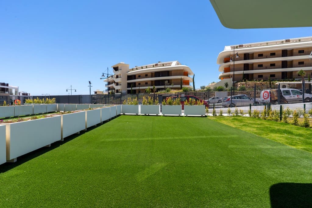 2 soveværelse Lejlighed til salg i Benalmadena med swimmingpool garage - € 695.000 (Ref: 9050891)