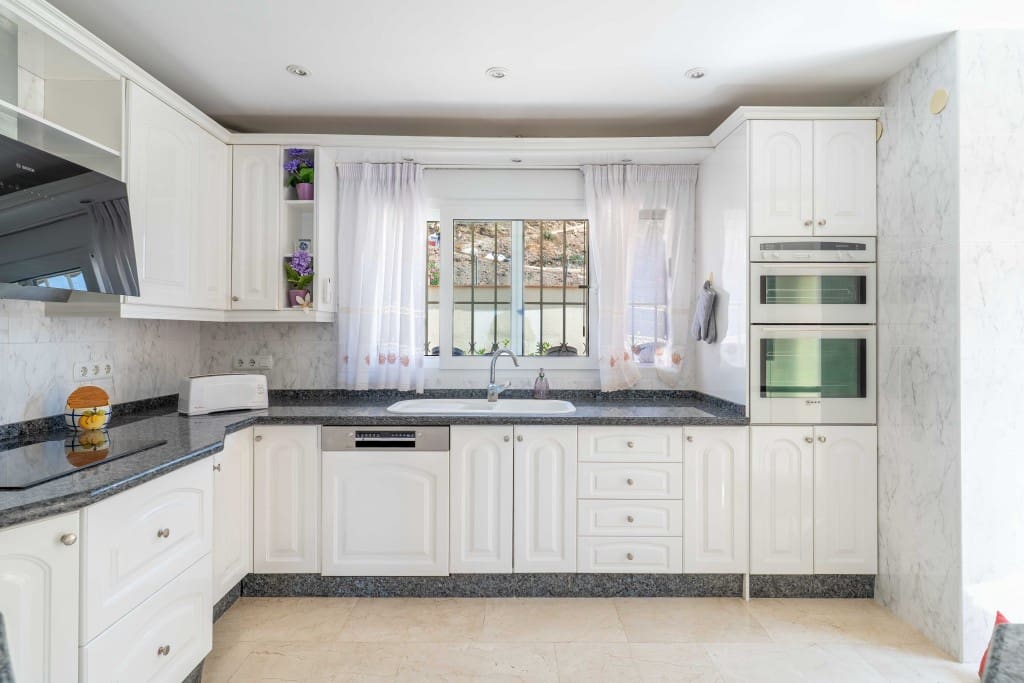 5 sypialnia Willa na sprzedaż w La Capellania z basenem garażem - 1 890 000 € (Ref: 9068705)