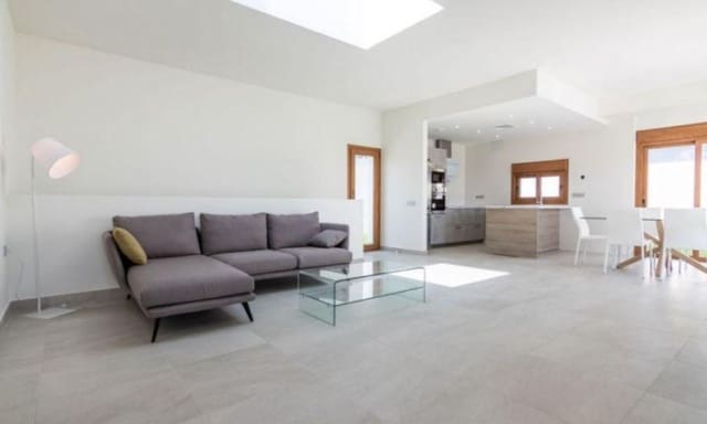 3 makuuhuone Huvila myytävänä paikassa Los Altos mukana uima-altaan 
autotalli - 750 000 € (Ref: 9068716)