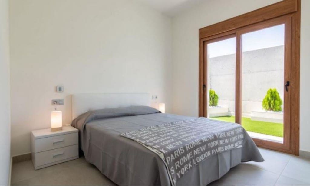 3 makuuhuone Huvila myytävänä paikassa Los Altos mukana uima-altaan 
autotalli - 750 000 € (Ref: 9068716)