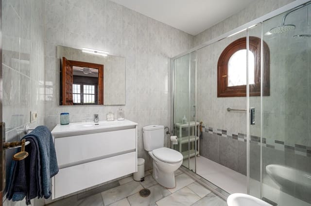 2 soveværelse Villa til salg i Nerja med swimmingpool garage - € 650.000 (Ref: 9114003)