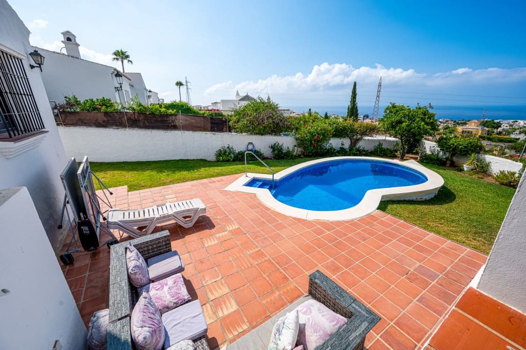 2 bedroom Villa for sale in Nerja with pool garage - € 650,000 (Ref: 9114003)