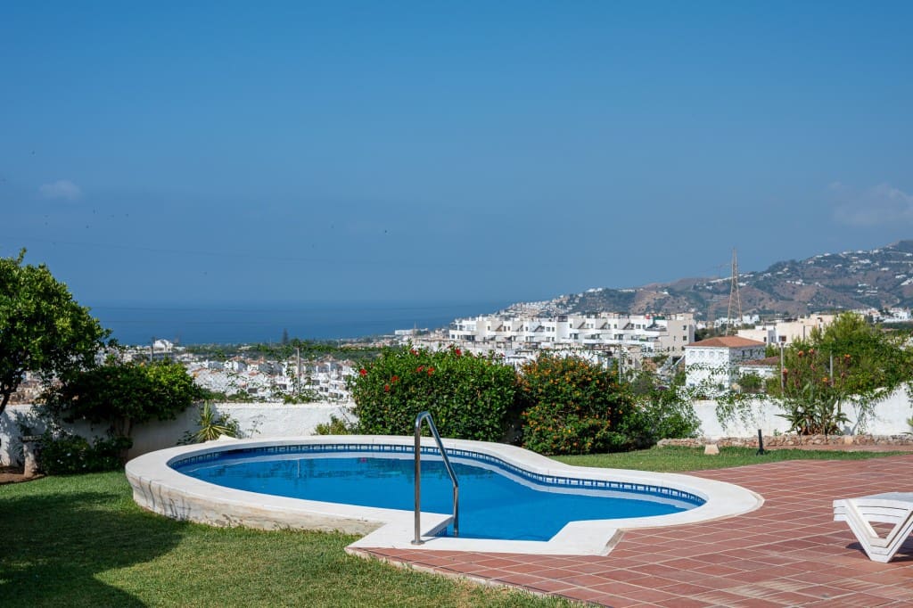 2 bedroom Villa for sale in Nerja with pool garage - € 650,000 (Ref: 9114003)
