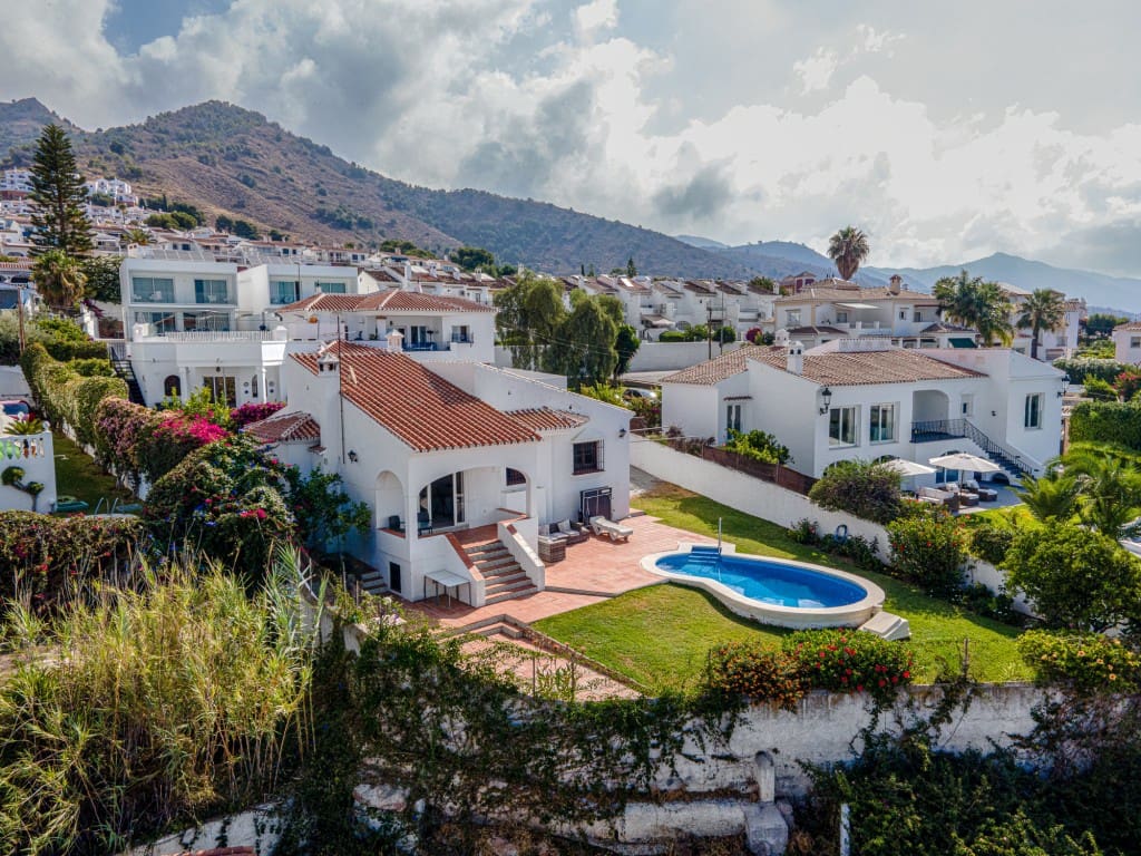 2 bedroom Villa for sale in Nerja with pool garage - € 650,000 (Ref: 9114003)