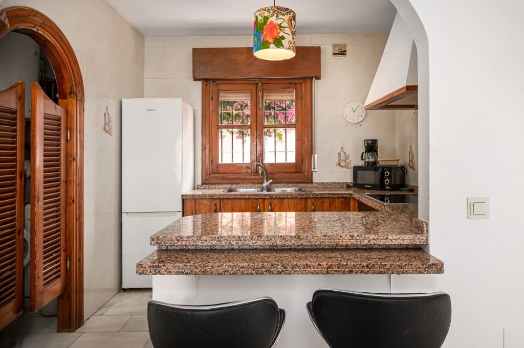 2 bedroom Villa for sale in Nerja with pool garage - € 650,000 (Ref: 9114003)