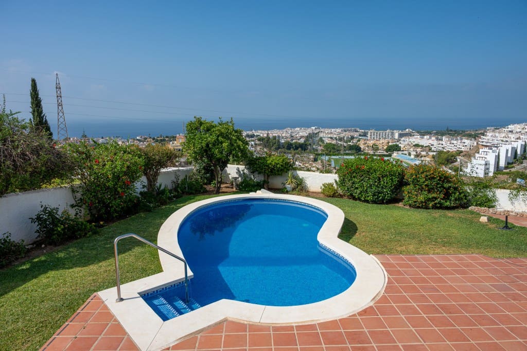 2 bedroom Villa for sale in Nerja with pool garage - € 650,000 (Ref: 9114003)