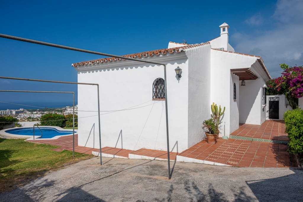 2 bedroom Villa for sale in Nerja with pool garage - € 650,000 (Ref: 9114003)