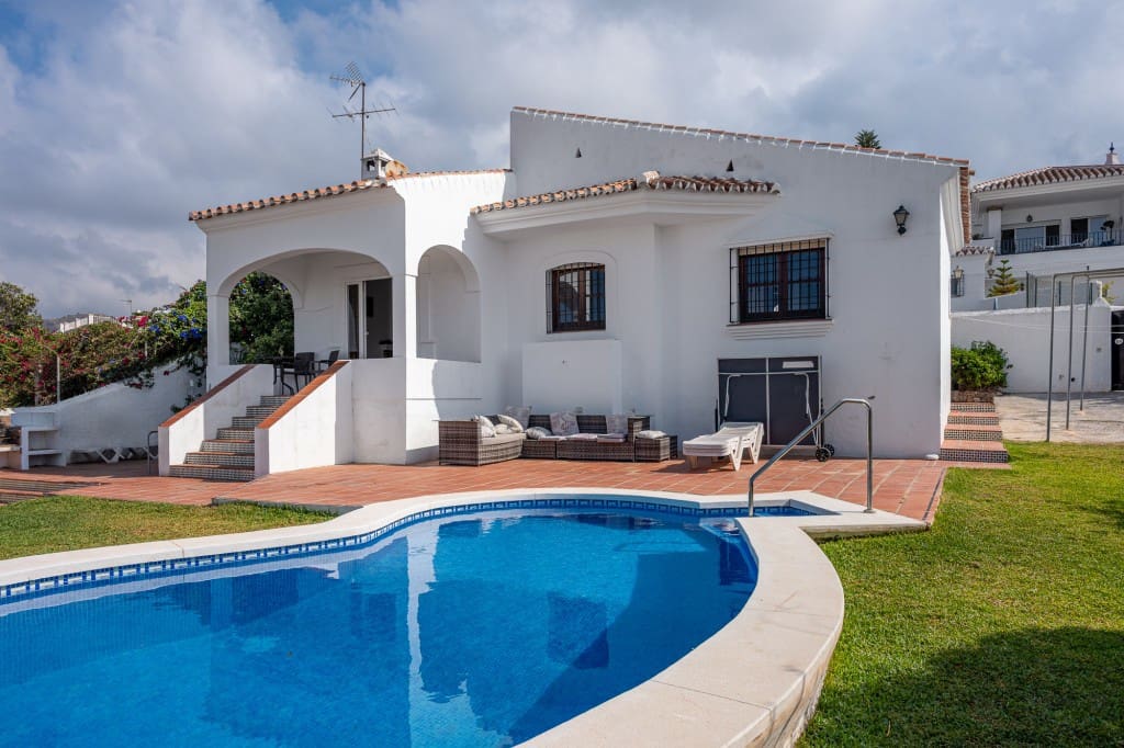 2 bedroom Villa for sale in Nerja with pool garage - € 650,000 (Ref: 9114003)