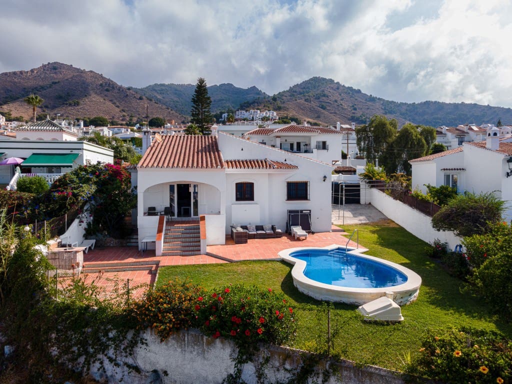 2 bedroom Villa for sale in Nerja with pool garage - € 650,000 (Ref: 9114003)