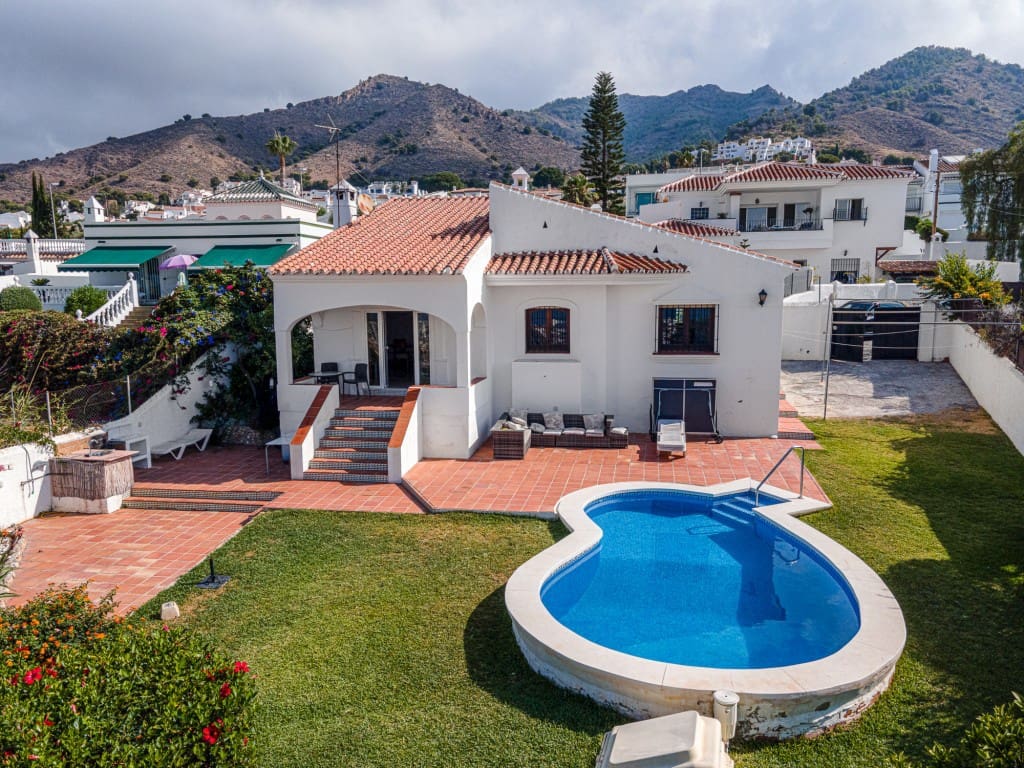 2 bedroom Villa for sale in Nerja with pool garage - € 650,000 (Ref: 9114003)