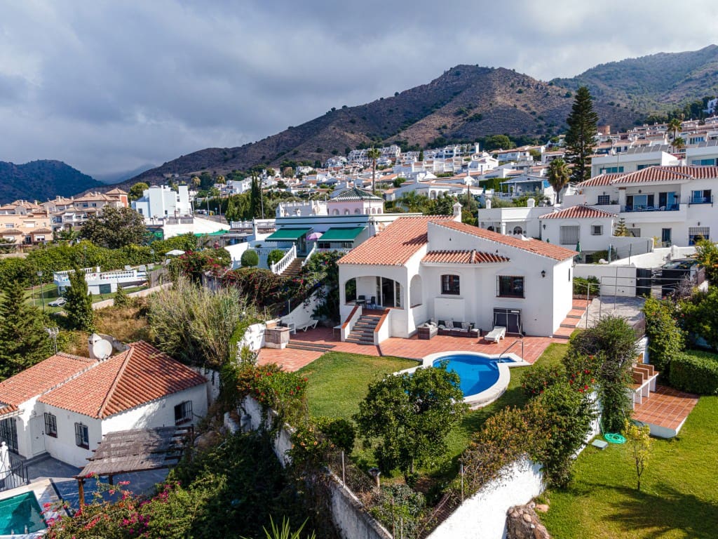 2 bedroom Villa for sale in Nerja with pool garage - € 650,000 (Ref: 9114003)