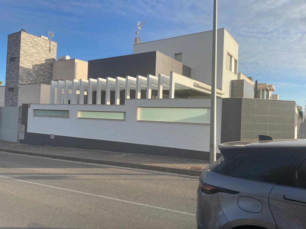 3 soveværelse Villa til salg i Mil Palmeras med swimmingpool - € 565.000 (Ref: 9151812)