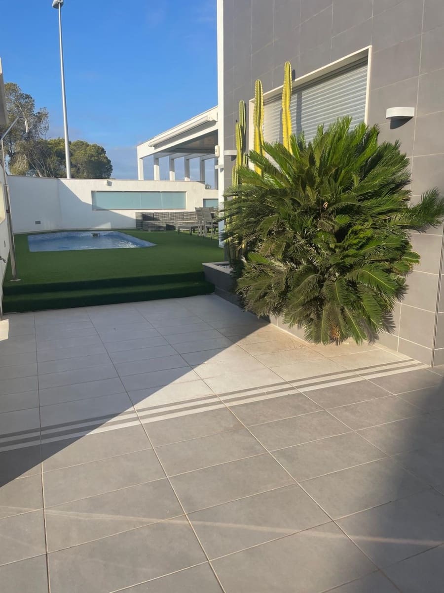 3 soveværelse Villa til salg i Mil Palmeras med swimmingpool - € 565.000 (Ref: 9151812)