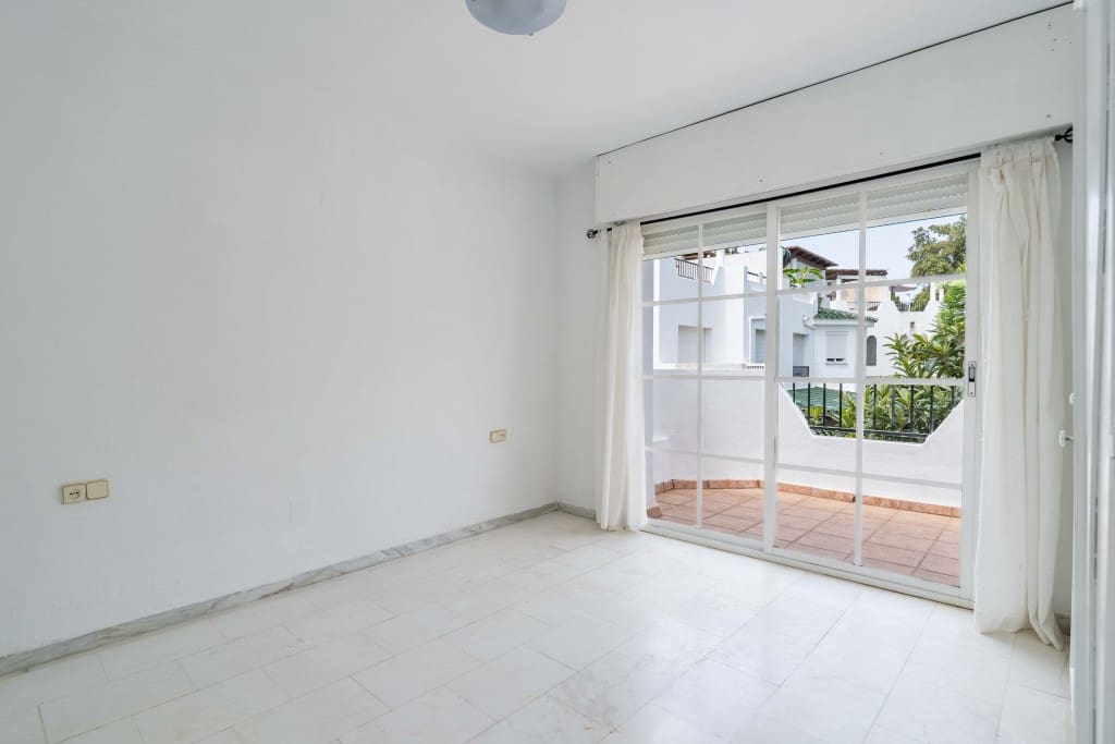 3 soverom Hus til salgs i Nueva Andalucia med svømmebasseng garasje - € 499 999 (Ref: 9169443)